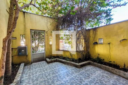 Casa à venda com 300m², 4 quartos e 3 vagas Casa à venda com 300m², 4 quartos e 3 vagasVaranda