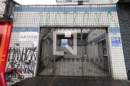 Casa à venda com 115m², 6 quartos e 1 vaga Casa à venda com 115m², 6 quartos e 1 vagaFachada