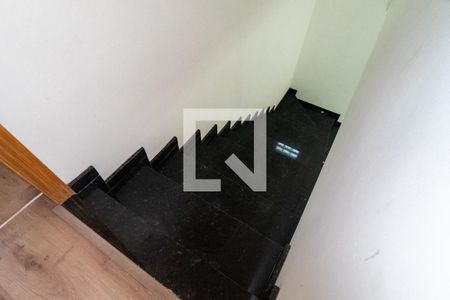 Casa para alugar com 100m², 2 quartos e 2 vagas Casa para alugar com 100m², 2 quartos e 2 vagasEscada