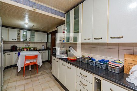 Casa à venda com 280m², 6 quartos e 2 vagas Casa à venda com 280m², 6 quartos e 2 vagasCozinha