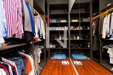 Casa à venda com 450m², 6 quartos e 8 vagas Casa à venda com 450m², 6 quartos e 8 vagasCloset