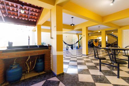 Casa à venda com 450m², 6 quartos e 8 vagas Casa à venda com 450m², 6 quartos e 8 vagasQuintal e Garagem