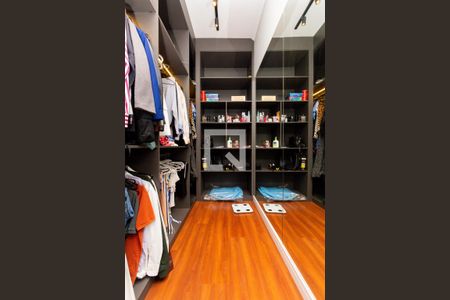 Casa à venda com 450m², 6 quartos e 8 vagas Casa à venda com 450m², 6 quartos e 8 vagasCloset