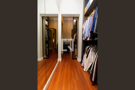 Casa à venda com 450m², 6 quartos e 8 vagas Casa à venda com 450m², 6 quartos e 8 vagasCloset