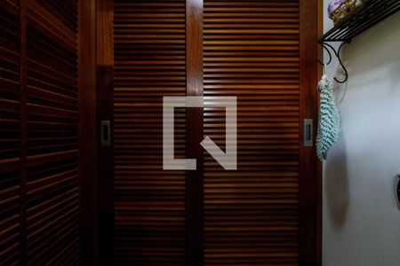 Casa de condomínio à venda com 160m², 4 quartos e 2 vagasLavabo