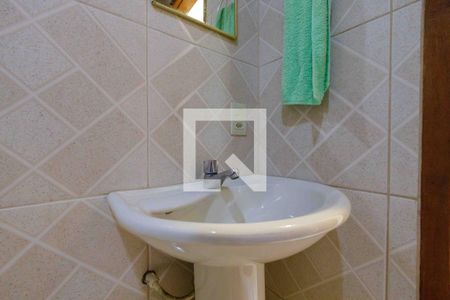 Casa de condomínio à venda com 160m², 4 quartos e 2 vagasBanheiro de Serviço