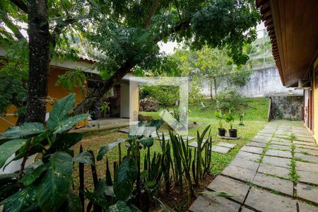 Casa de condomínio à venda com 160m², 4 quartos e 2 vagasQuintal