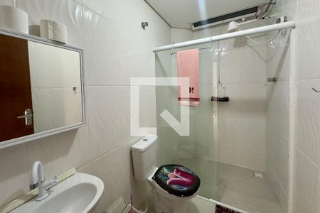 Banheiro social de casa de condomínio para alugar com 1 quarto, 55m² em Cajuru, Curitiba