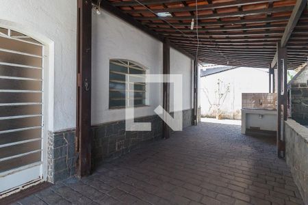 Casa para alugar com 450m², 4 quartos e 7 vagasQuintal dos Fundos