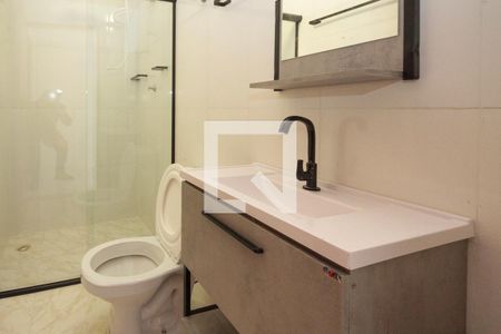 Banheiro de casa de condomínio para alugar com 1 quarto, 47m² em Parque dos Bancários, São Paulo