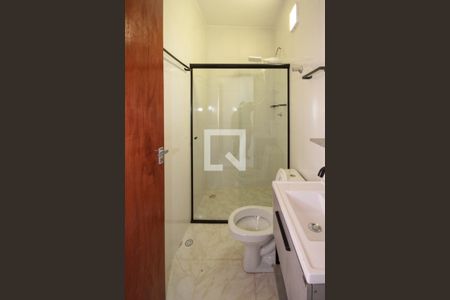 Banheiro de casa de condomínio para alugar com 1 quarto, 47m² em Parque dos Bancários, São Paulo