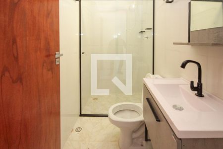 Banheiro de casa de condomínio para alugar com 1 quarto, 47m² em Parque dos Bancários, São Paulo