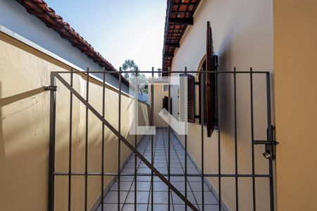 Casa de condomínio para alugar com 150m², 3 quartos e 4 vagasCorredor lateral externo