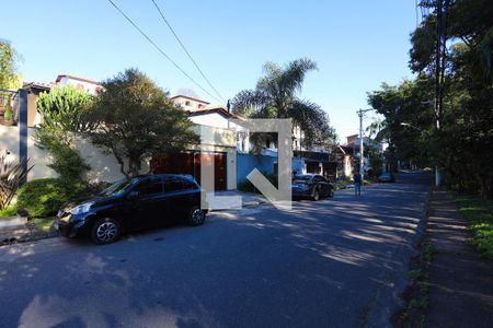 Casa de condomínio para alugar com 150m², 3 quartos e 4 vagasFachada da casa e rua