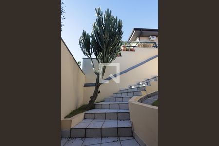 Casa de condomínio para alugar com 150m², 3 quartos e 4 vagasEscada de entrada