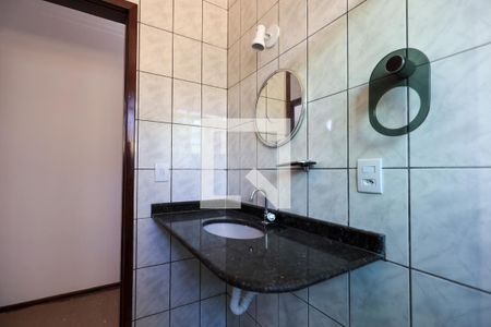 Casa de condomínio para alugar com 150m², 3 quartos e 4 vagasBanheiro - detalhes