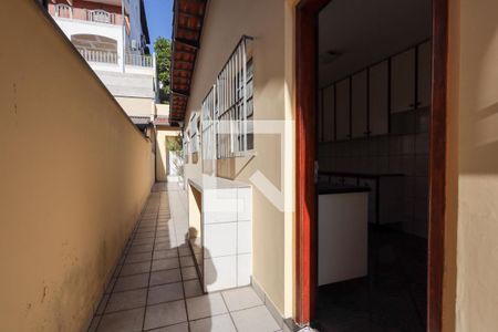 Casa de condomínio para alugar com 150m², 3 quartos e 4 vagasCozinha - porta - corredor externo