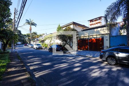 Casa de condomínio para alugar com 150m², 3 quartos e 4 vagasFachada da casa e rua