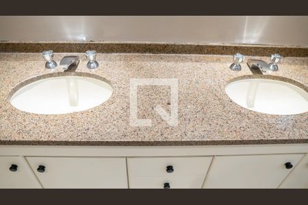 Apartamento para alugar com 270m², 4 quartos e 3 vagas Apartamento para alugar com 270m², 4 quartos e 3 vagasBanheiro da Suíte 1