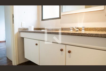 Apartamento para alugar com 270m², 4 quartos e 3 vagas Apartamento para alugar com 270m², 4 quartos e 3 vagasBanheiro da Suíte 2