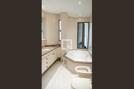Apartamento para alugar com 270m², 4 quartos e 3 vagas Apartamento para alugar com 270m², 4 quartos e 3 vagasBanheiro da Suíte 1