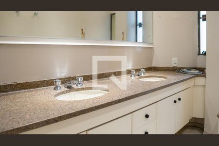 Apartamento para alugar com 270m², 4 quartos e 3 vagas Apartamento para alugar com 270m², 4 quartos e 3 vagasBanheiro da Suíte 1