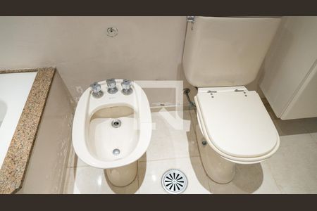 Apartamento para alugar com 270m², 4 quartos e 3 vagas Apartamento para alugar com 270m², 4 quartos e 3 vagasBanheiro da Suíte 1