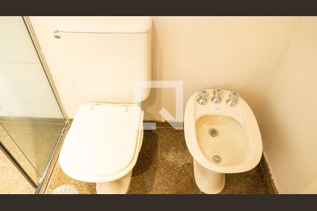 Apartamento para alugar com 270m², 4 quartos e 3 vagas Apartamento para alugar com 270m², 4 quartos e 3 vagasBanheiro da Suíte 2