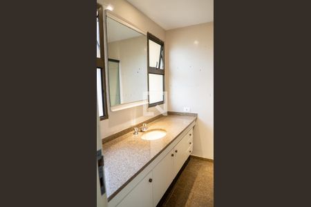 Apartamento para alugar com 270m², 4 quartos e 3 vagas Apartamento para alugar com 270m², 4 quartos e 3 vagasBanheiro da Suíte 2