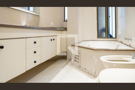 Apartamento para alugar com 270m², 4 quartos e 3 vagas Apartamento para alugar com 270m², 4 quartos e 3 vagasBanheiro da Suíte 1