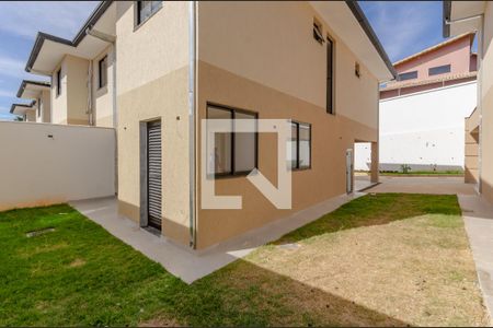 Casa de condomínio à venda com 120m², 4 quartos e 2 vagasQuintal