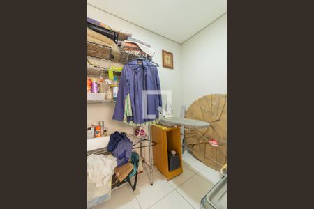 Apartamento à venda com 129m², 3 quartos e 2 vagas Apartamento à venda com 129m², 3 quartos e 2 vagasQuarto de Serviço