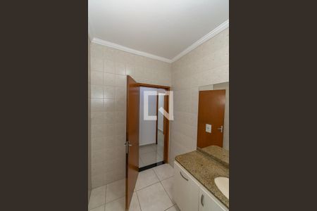 Casa à venda com 235m², 2 quartos e 2 vagasBanheiro Corredor