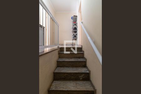 Casa à venda com 140m², 3 quartos e 4 vagas Casa à venda com 140m², 3 quartos e 4 vagasEscada