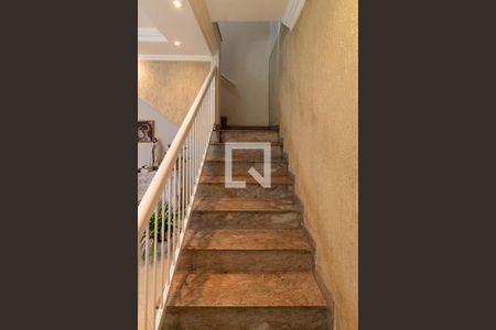 Casa à venda com 140m², 3 quartos e 4 vagas Casa à venda com 140m², 3 quartos e 4 vagasEscada