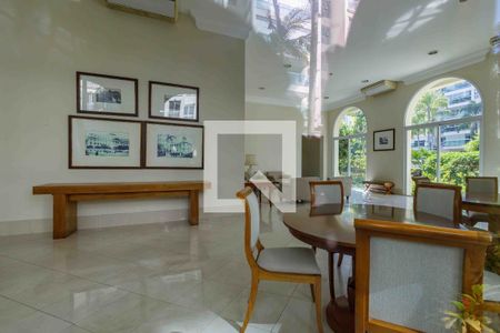 Apartamento à venda com 205m², 3 quartos e 3 vagas Apartamento à venda com 205m², 3 quartos e 3 vagasÁrea Comum Salão de Festas