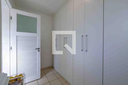 Apartamento à venda com 205m², 3 quartos e 3 vagas Apartamento à venda com 205m², 3 quartos e 3 vagasQuarto de Serviço