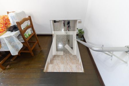 Casa à venda com 170m², 3 quartos e 2 vagasEscada