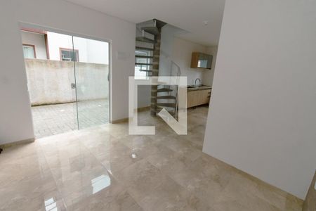 Sala de casa de condomínio para alugar com 2 quartos, 90m² em Rio Tavares, Florianópolis