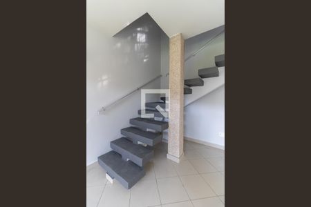 Escada de casa para alugar com 3 quartos, 198m² em Vila Santo Estéfano, São Paulo