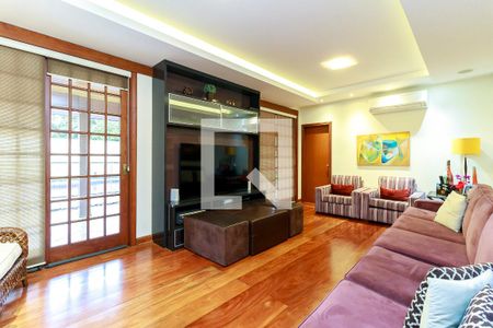 Casa de condomínio à venda com 550m², 4 quartos e 7 vagasSala de TV