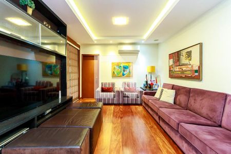 Casa de condomínio à venda com 550m², 4 quartos e 7 vagasSala de TV