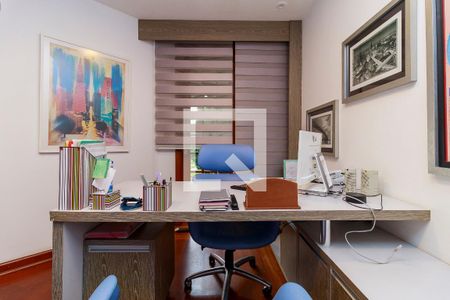 Casa de condomínio à venda com 550m², 4 quartos e 7 vagasEscritório 