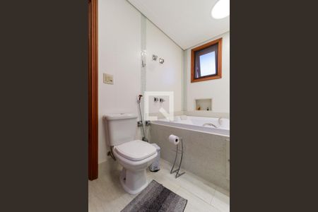 Casa de condomínio à venda com 550m², 4 quartos e 7 vagasSuíte 4 - Banheiro