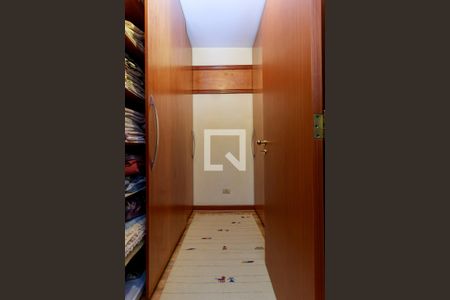 Casa de condomínio à venda com 550m², 4 quartos e 7 vagasRoupeiro