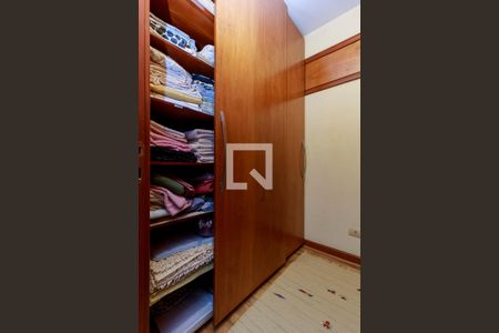 Casa de condomínio à venda com 550m², 4 quartos e 7 vagasRoupeiro