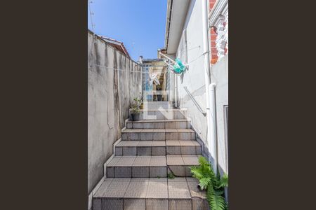 Casa à venda com 200m², 3 quartos e 2 vagas Casa à venda com 200m², 3 quartos e 2 vagasEscada