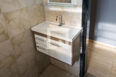 Banheiro de casa para alugar com 2 quartos, 80m² em Olaria, Rio de Janeiro