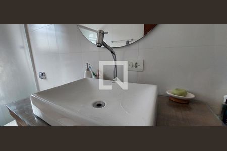 Casa à venda com 334m², 4 quartos e 8 vagasBanheiro 2