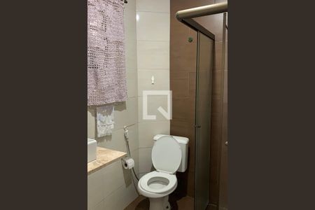 Banheiro de apartamento para alugar com 2 quartos, 40m² em Guilhermina, Praia Grande